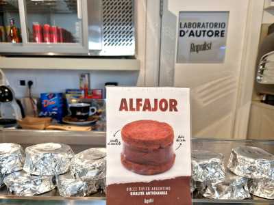 Sul bancone sono poi impilati uno su l�altro gli alfajor, protetti dalla carta stagnola per preservarne il gusto